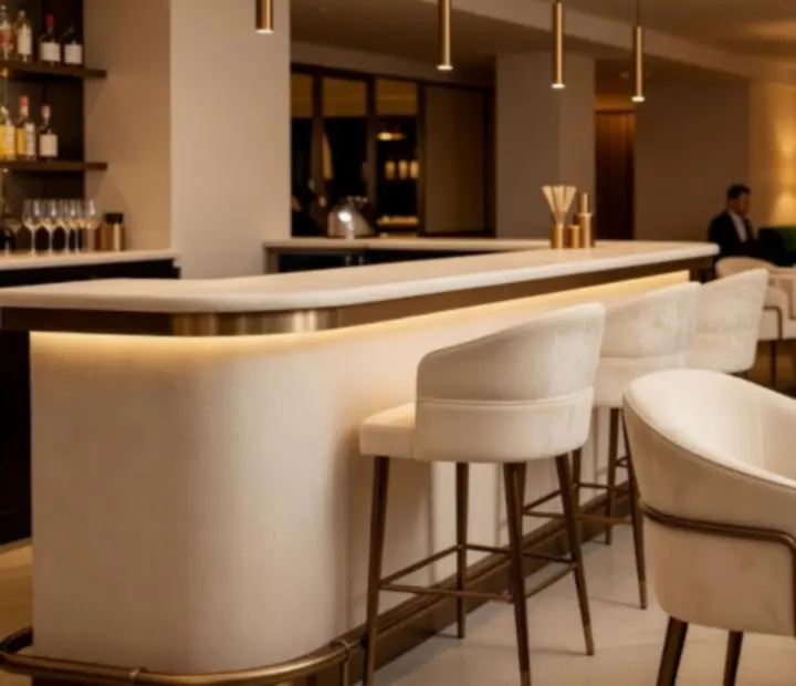 Wieczorne koktajle w eleganckim bistro z pokerowym stołem, kartami i żetonami
