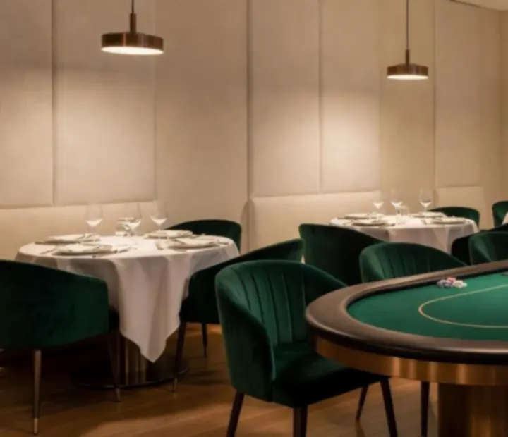 Elegancka restauracja z pokerowym stołem, kartami i żetonami