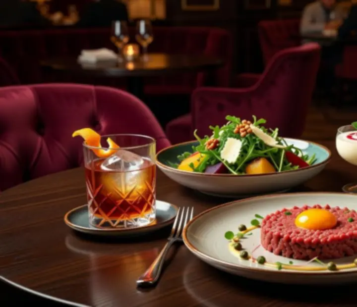 Stół restauracyjny z popisowymi daniami i kieliszkami wina