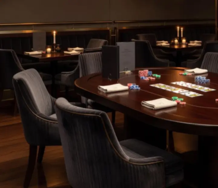 Stół pokerowy w eleganckiej restauracji z kartami i żetonami